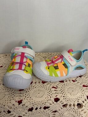 NWOT TZJS boys/girls sandals sz 10/28